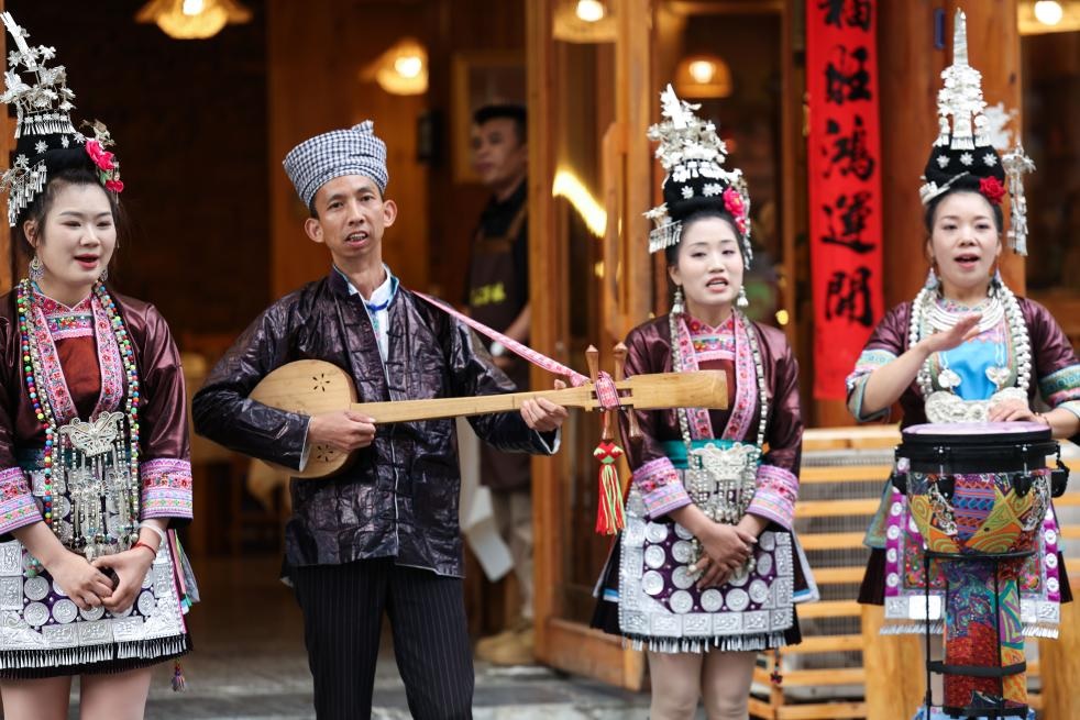 السياحة في قرية تشاوشينغ لقومية دونغ بجنوب غربي الصين