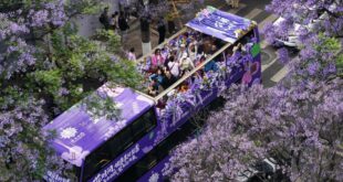 زوار يستمتعون بمشاهدة الأزهار في جنوب غربي الصين