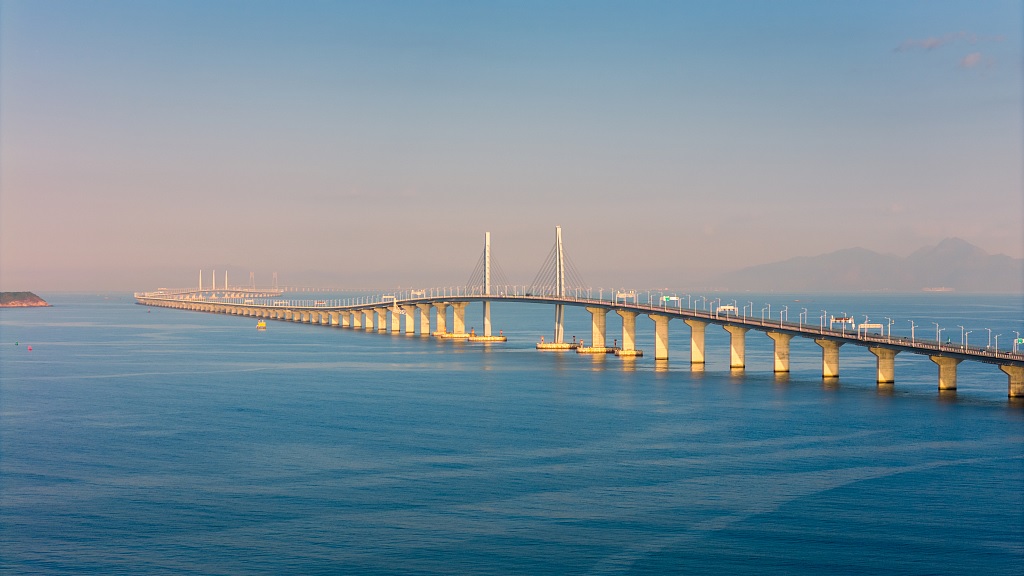 جسر هونغ كونغ-تشوهاي-ماكاو يسجل رقما قياسيا في التدفق اليومي للمركبات