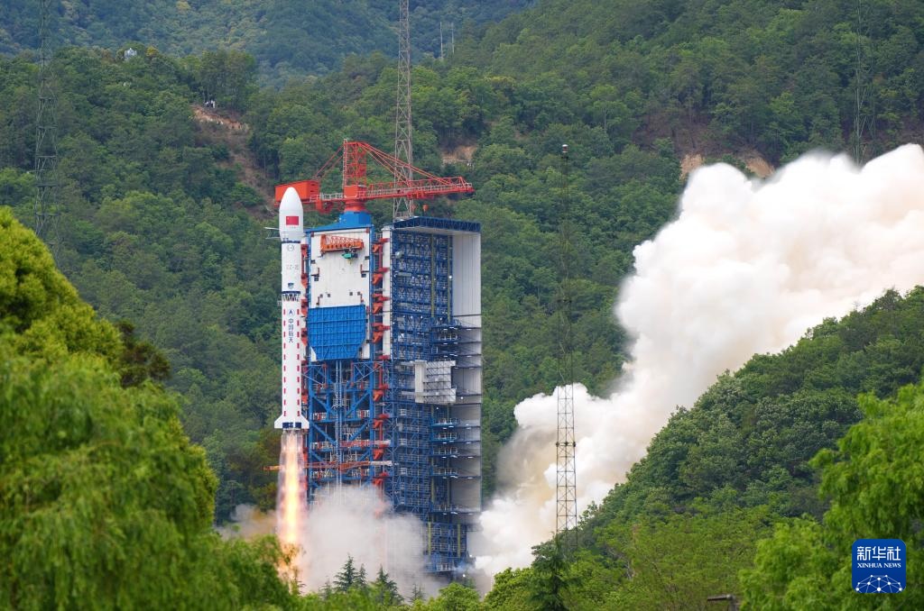 الصين تطلق مجموعة جديدة من الأقمار الصناعية التجريبية لتكنولوجيا الإنترنت