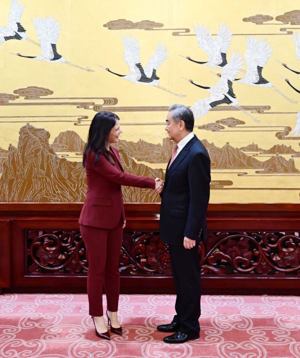 وزير الخارجية الصيني يدعو إلى مواجهة التيارات المتضاربة بالتضامن وإعادة تنشيط الأمم المتحدة