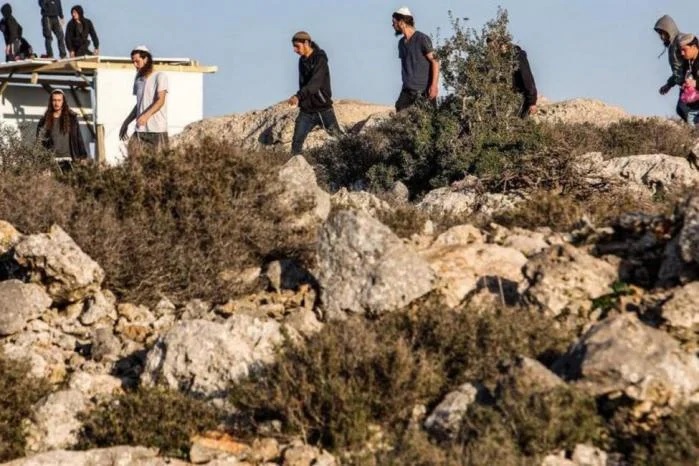 مستوطنون وجنود الاحتلال يهاجمون المزارعين في قرية المغير