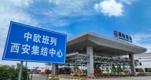 رؤساء بلديات من مختلف الدول يزورون مركز تجميع قطارات الشحن بين الصين وأوروبا (شيآن)