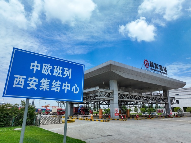 رؤساء بلديات من مختلف الدول يزورون مركز تجميع قطارات الشحن بين الصين وأوروبا (شيآن)