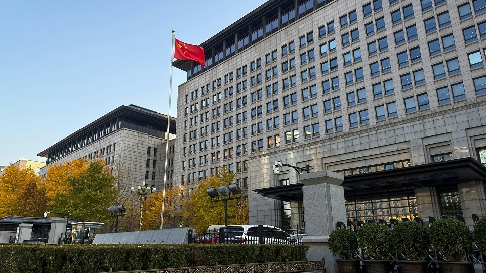 وزارة التجارة الصينية: قانون الاتحاد الأوروبي يفرض حواجز استثمارية خطيرة ويشكل تمييزا مؤسسيا