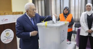 الرئيس محمود عباس يدلي بصوته في الانتخابات المحلية بمدينة البيرة