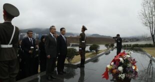 وزير الخارجية الصيني يزور مقبرة شهداء متطوعي الشعب الصيني في كوريا الديمقراطية