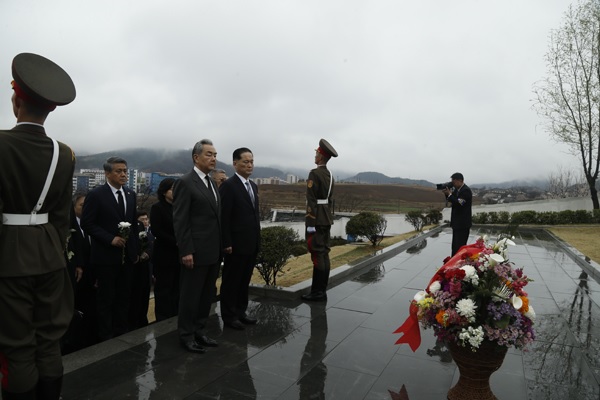 وزير الخارجية الصيني يزور مقبرة شهداء متطوعي الشعب الصيني في كوريا الديمقراطية