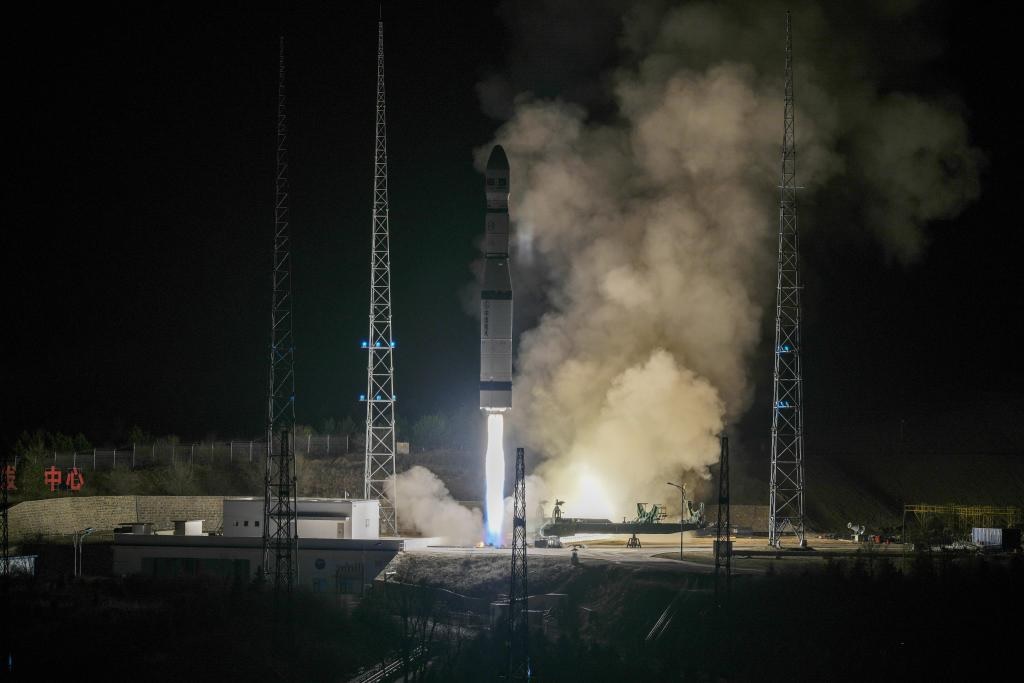 الصين تطلق قمرا صناعيا باكستانيا