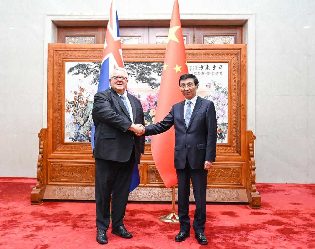 كبير المستشارين السياسيين الصينيين يلتقي رئيس مجلس النواب النيوزيلندي