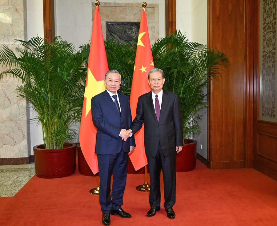 كبير المشرعين الصينيين يلتقي زعيم فيتنام
