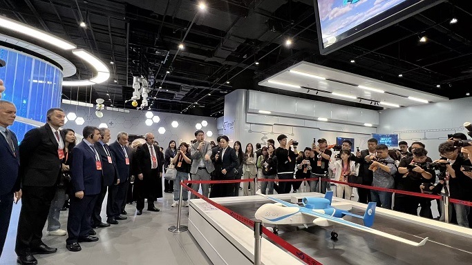 رؤساء بلديات من عدة دول يزورون مركز تشانغآن كلاود - مركز المعارض والتجارب لمدينة الحزام والطريق