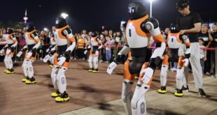 عرض لروبوتات ترقص في مدينة فوشو بجنوب شرقي الصين