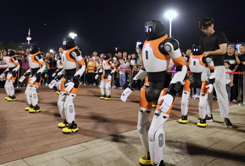 عرض لروبوتات ترقص في مدينة فوشو بجنوب شرقي الصين