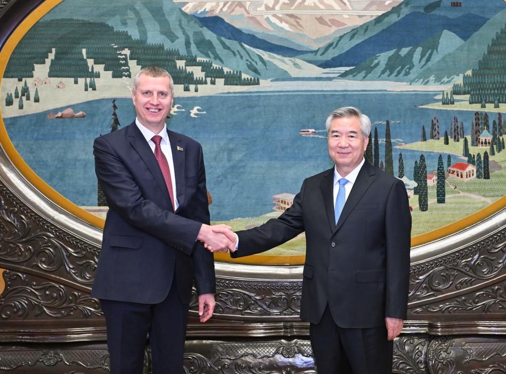 مسؤول بارز في الحزب الشيوعي الصيني يلتقي وفدا من بيلاروس