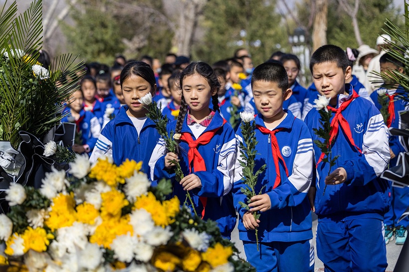 أورومتشي: طلاب يحيون ذكرى الشهداء في عيد تشينغمينغ