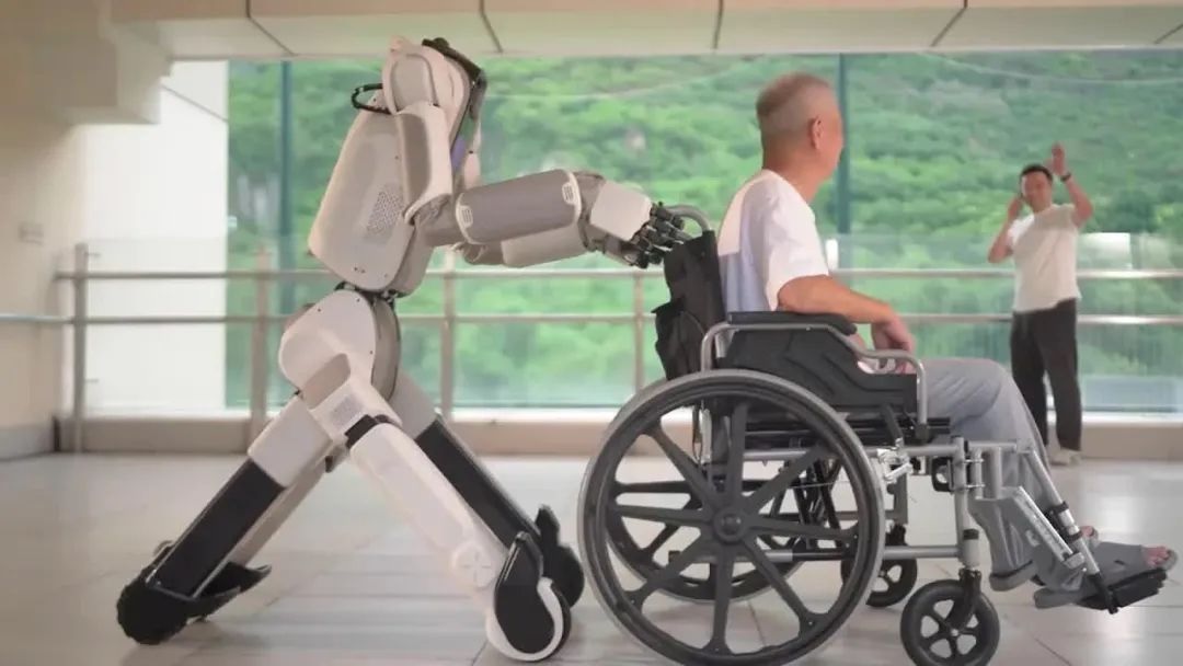 الروبوتات تدخل دور رعاية المسنين في الصين لدمج الذكاء الاصطناعي في خدمات الرعاية