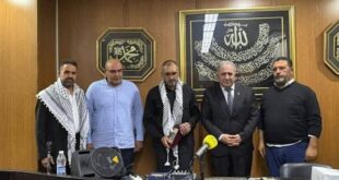 باسم الرئيس محمود عباس … السفير محمد الأسعد يقدّم درع فلسطين و الكوفية لعائلة المغربي