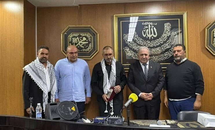 باسم الرئيس محمود عباس … السفير محمد الأسعد يقدّم درع فلسطين و الكوفية لعائلة المغربي