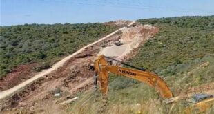 مستوطنون يواصلون تجريف أراضٍ غرب نابلس لربط بؤرة استيطانية