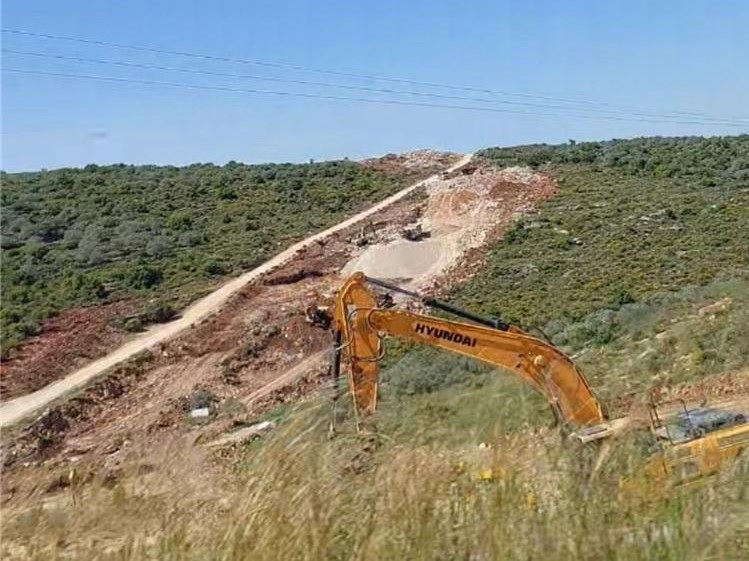 مستوطنون يواصلون تجريف أراضٍ غرب نابلس لربط بؤرة استيطانية