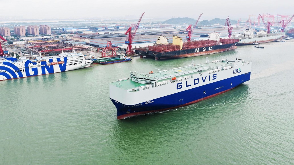 أول سفينة لنقل السيارات في العالم بسعة أكثر من 10 آلاف سيارة تكمل تجربتها البحرية