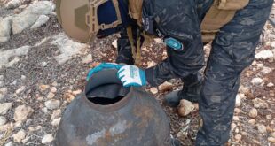 الشرطة تتعامل مع بقايا شظايا صاروخية في عزبة سلمان بقلقيلية