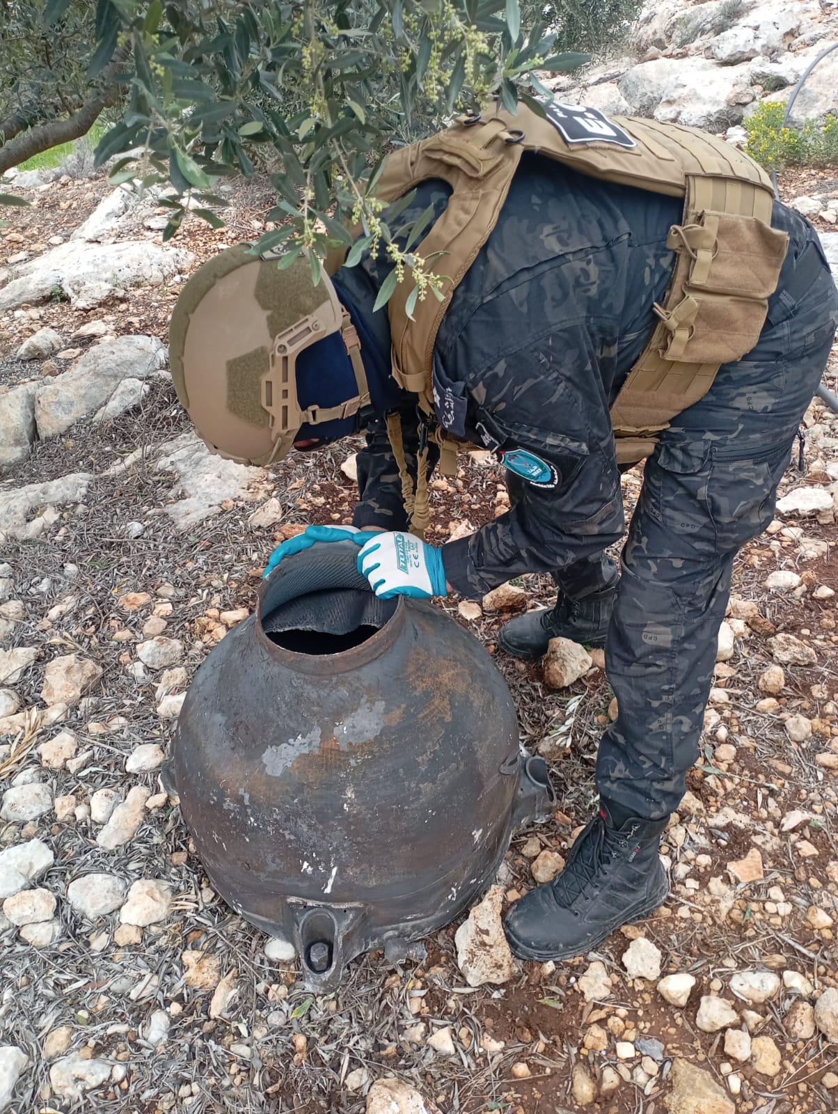 الشرطة تتعامل مع بقايا شظايا صاروخية في عزبة سلمان بقلقيلية