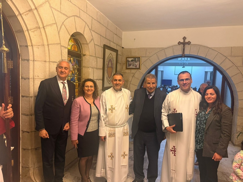 ممثلا عن الرئيس: خوري يشارك في صلاة سبت النور بكنيستي القديس أندراوس الأسقفية والرجاء اللوثرية برام الله