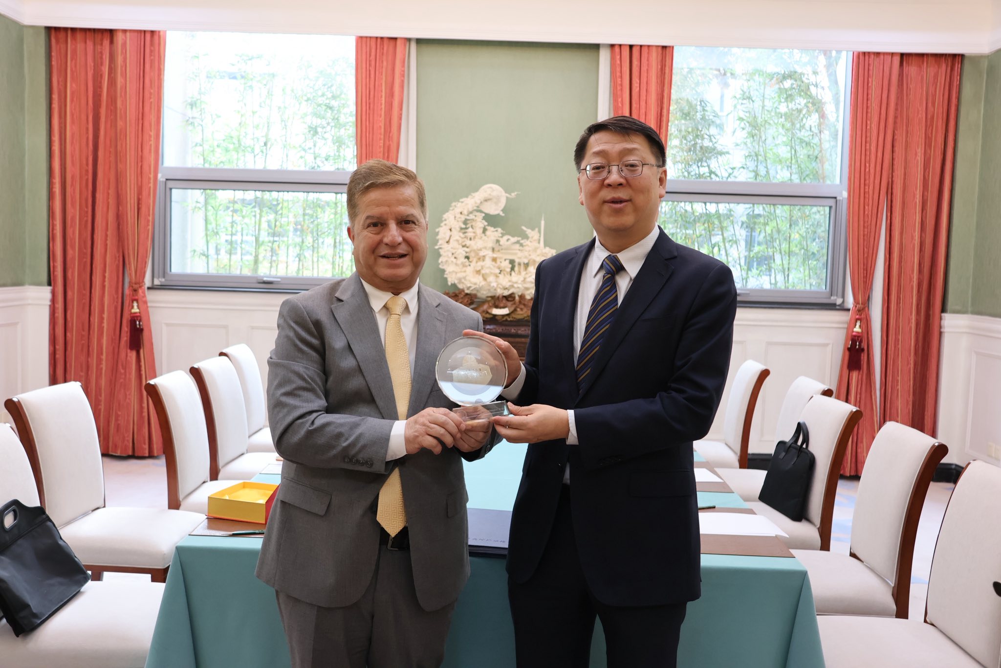 سفير فلسطين لدى الصين جواد عواد يلتقي مسؤولا في الحزب الشيوعي الصيني ويطلعه على آخر التطورات