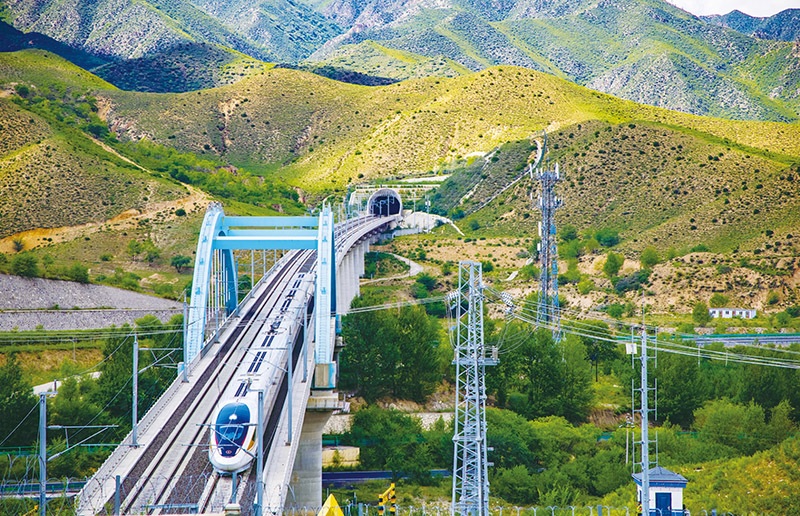 استثمارات مشاريع النقل الكبرى في الصين تتجاوز 330 مليار يوان خلال الربع الأول
