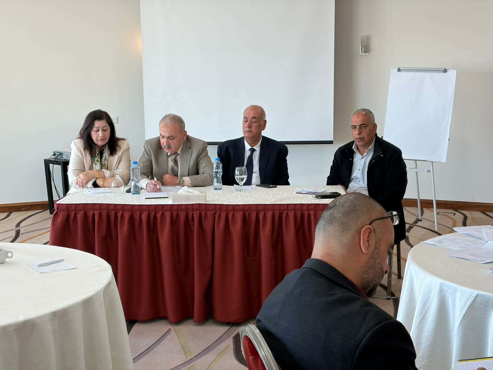 "الطاولة المستديرة" تختتم أعمالها بدعوة لإحياء اللجنة الوطنية لتعليم الكبار في فلسطين