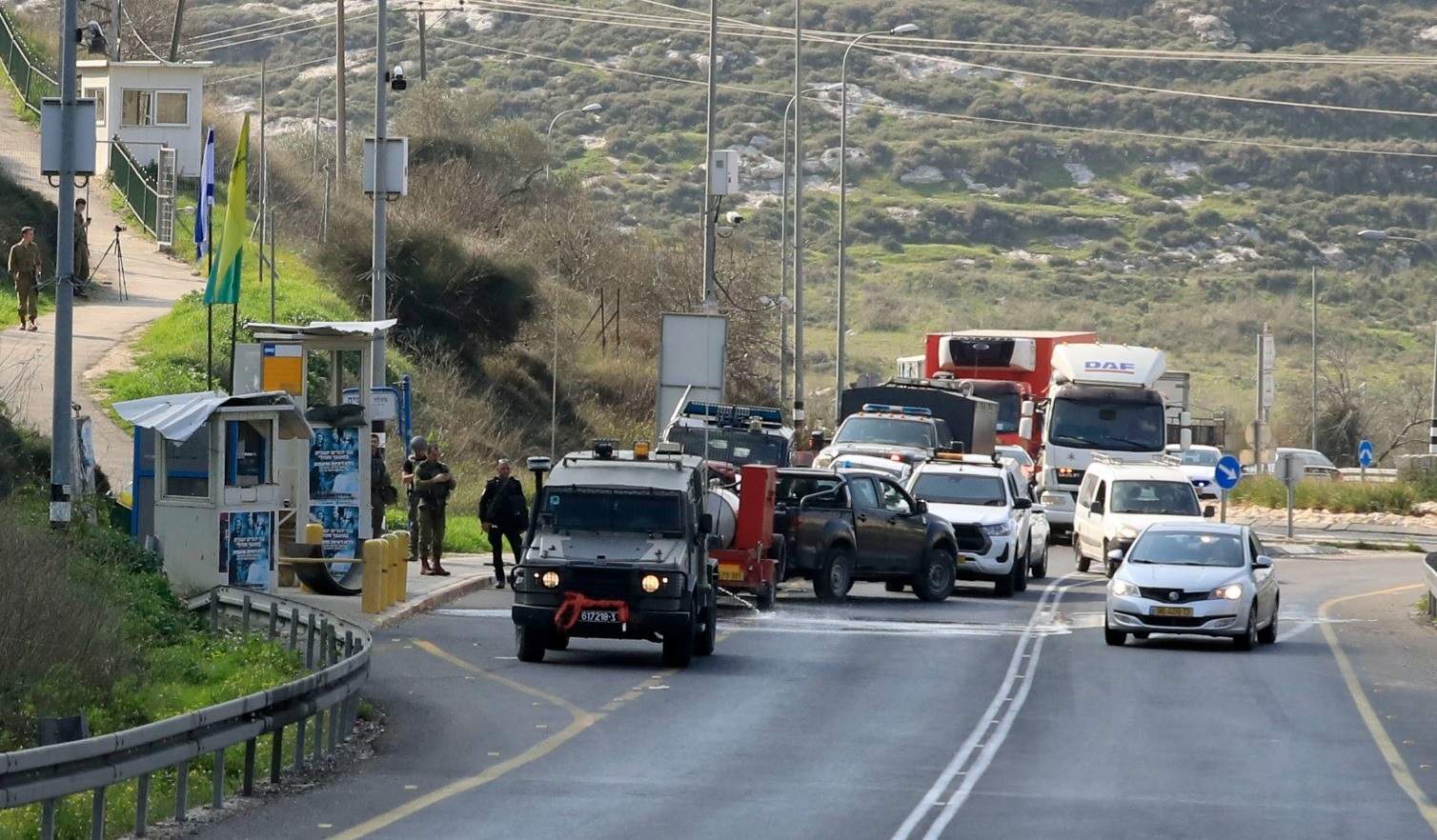 الاحتلال يعتقل شابا من بلدة دير غسانة على حاجز عسكري
