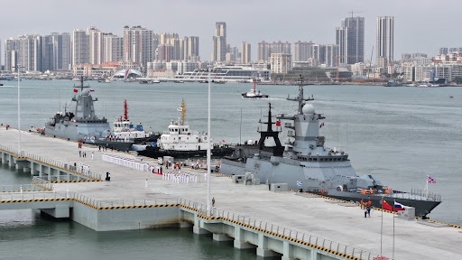 أسطول للبحرية الروسية يزور مدينة مينائية جنوبي الصين