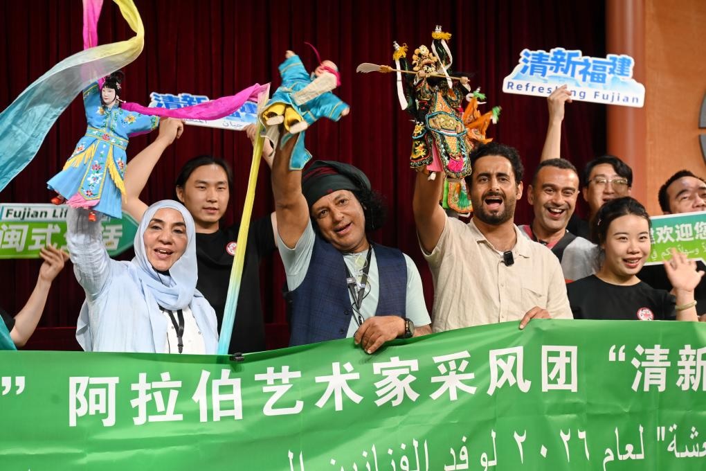 فنانون عرب يزورون بلدة قديمة بجنوب شرقي الصين