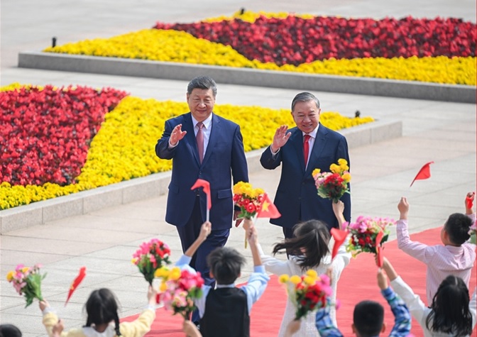 شي: على الصين وفيتنام تعزيز التعاون في ارتباطية البنية التحتية والمجالات الناشئة
