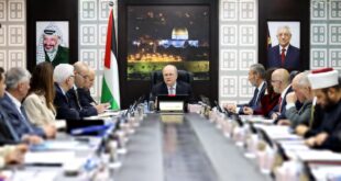 شفا - طالب مجلس الوزراء بمزيد من الإجراءات الدولية الرادعة لهجمات المستعمرين الإرهابية المتصاعدة، وليس آخرها الهجمات التي حدثت فجر أمس الاثنين في مواقع مختلفة خصوصًا في قريتي اللبن الشرقية وقصرة جنوب نابلس، والتي أسفرت عن إصابات وإحراق منازل المواطنين وممتلكاتهم، مشددًا في الوقت ذاته على أن هذه الهجمات هي جرائم منظمة تتم برعاية سلطات الاحتلال بهدف فرض بيئة طاردة للفلسطينيين وتوسيع الاستعمار. كما ندّد المجلس في جلسته الأسبوعية اليوم الثلاثاء باستمرار إغلاق المسجد الأقصى أمام المصلين، بالتوازي مع السماح للمتطرفين باقتحام باحاته، في اعتداءٍ سافر على حرية العبادة وانتهاك صارخ لحرمة الأماكن المقدسة، مدينًا في الوقت ذاته المجزرة التي ارتكبها جيش الاحتلال أمس الاثنين في وسط قطاع غزة، مطالباً الوسطاء والضامنين والمؤسسات الدولية بممارسة أقصى الضغوط لوقف المجازر، وحماية المدنيين، والضغط على إسرائيل لتنفيذ المرحلة الثانية من اتفاق وقف إطلاق النار، والانسحاب من القطاع، ورفع القيود المفروضة منذ فترة طويلة على إدخال السلع الأساسية والغذائية. وطالب مجلس الوزراء المجتمع الدولي ومنظمة الصحة العالمية بسرعة الاستجابة لنداء وزارة الصحة الفلسطينية، والتدخل العاجل لإدخال مواد مكافحة القوارض درءاً لتفشي الأوبئة في قطاع غزة، وإنقاذا لنحو مليون مواطن يعيشون في ظروف إنسانية قاهرة وهشة. وفي السياق الاقتصادي، وجّه رئيس الوزراء محمد مصطفى مختلف جهات الاختصاص بضرورة تشديد الرقابة على الأسواق لضبط الأسعار وتوفير السلع الأساسية، والحفاظ على مخزون إستراتيجي يشمل 16 سلعة أساسية، وتفعيل قنوات الشكاوى وتعزيز التواصل مع المواطنين، إلى جانب مكافحة التلاعب والتهريب واستغلال الظروف الراهنة، بما يحمي المستهلك ويعزّز صمود المواطنين في ظل التحديات الاقتصادية العالمية. ويأتي ذلك، بعد سلسلة من الاجتماعات التي عقدتها الحكومة مع مختلف اتحادات الغرف التجارية الصناعية ونقابة تجار المواد الغذائية وجمعية حماية المستهلك وغيرها من جهات الاختصاص الأخرى، التي أبدت تعاونها وتفهمها لظروف المواطنين والالتزام بعدم رفع الأسعار. في سياق آخر، وضمن الخطوات التنفيذية لاستكمال تطبيق مبادرة التعليم من أجل التنمية، كإحدى مبادرات البرنامج الوطني للتنمية والتطوير، ناقش مجلس الوزراء الملامح الرئيسية للبرامج التطويرية التي تعمل وزارة التربية والتعليم العالي على تنفيذها ضمن ثلاثة مسارات رئيسية لتطوير منظومة التعليم، وتشمل: التوسع في التعليم التفاعلي، ورفع نسبة التعليم المهني والتقني، وتطوير نظام الثانوية العامة وفق مسارات تخصصية تفتح آفاقًا جديدة أمام الطلبة وتساهم في تحضيرهم للمرحلة الجامعية واحتياجات سوق العمل. وفي ضوء ذلك، وجّه مجلس الوزراء وزارة التربية والتعليم العالي نحو أوسع مشاركة مجتمعية حول مسودة تطوير نظام الثانوية العامة والاستفادة من تجارب الدول الأخرى. كما استمع المجلس لإحاطة وزارة الزراعة حول مرض الحمى القلاعية وتوسّع انتشاره في دول الجوار، بما في ذلك داخل أراضي الـ48، خصوصا في ظل نقص عالمي في اللقاحات الخاصة بالمتحور الجديد. هذا وثمن مجلس الوزراء جهود الأشقاء في المملكة الأردنية الهاشمية وخاصة وزارة الزراعة الأردنية لتعاونها مع نظيرتها الفلسطينية في توفير جزء من هذه اللقاحات. وكانت عملية تحصين الأبقار قد بدأت في المحافظات كافة البالغ عددها 38 ألف رأس، خصوصًا أن مرض الحمى القلاعية يتفشى في الأبقار أكثر من المواشي، وسيتم البدء بتطعيم المواشي حال توفر كميات إضافية من اللقاحات خلال الفترة القريبة المقبلة. كما صادق مجلس الوزراء على تمديد فترة منح التأمين الصحي لمرضى المحافظات الجنوبية في المستشفيات الحكومية. وصادق أيضا على طلب وزارة الحكم المحلي تشكيل الفريق الوطني لإعداد دليل التجمعات السكانية الفلسطينية لعام 2026 بما يساهم في دراسة التجمعات السكانية وحصرها وتسميتها وترميزها، بما في ذلك إعداد رموز للتجمعات يمكن بوساطتها ربط المعلومات الإحصائية المحوسبة بمواقعها الجغرافية على الخرائط بما فيها التفاعلية. كما اعتمد المجلس مقترح تعديل الإطار العام للجنة الوزارية للأعمال الطارئة بما فيها تشكيلاته القطاعية، وإضافة لجنة قطاعية إضافية للزراعة بما يساهم في تعزيز جهود حصر الأضرار وتوجيه ما أمكن من موارد لمعالجتها وتعزيز صمود المزارعين. وصادق مجلس الوزراء أيضا على مذكرة تفاهم بين مؤسسة المواصفات والمقاييس الفلسطينية، والهيئة السعودية للمواصفات والمقاييس والجودة؛ بما يمهد للاعتراف المتبادل بالمواصفات، ويعزّز فرص تصدير المنتجات الفلسطينية نحو الأسواق الخارجية. كما اعتمد المجلس تجديد عقود منظمي السير في شارع كفر عقب - قلنديا من أجل تنظيم السير وتخفيف الازدحامات المرورية. واعتمد أيضا التشكيلة الجديدة لمجلس إدارة تنظيم قطاع الكهرباء والتي تضم ممثلين عن وزارتي المالية والتخطيط والحكم المحلي وسلطة الطاقة والموارد الطبيعية وعضوية جمعية حماية المستهلك إلى جانب خبراء ومختصين. إلى ذلك، توجه مجلس الوزراء بالتهنئة لأبناء شعبنا لمناسبة حلول عطلة عيد الفصح المجيد التي تصادف يوم الأحد المقبل الموافق 12 نيسان 2026، متمنيا أن يحل العام المقبل على شعبنا بالأمن والحرية والاستقلال.