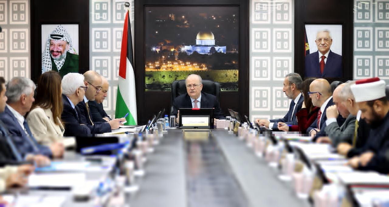 

شفا - طالب مجلس الوزراء بمزيد من الإجراءات الدولية الرادعة لهجمات المستعمرين الإرهابية المتصاعدة، وليس آخرها الهجمات التي حدثت فجر أمس الاثنين في مواقع مختلفة خصوصًا في قريتي اللبن الشرقية وقصرة جنوب نابلس، والتي أسفرت عن إصابات وإحراق منازل المواطنين وممتلكاتهم، مشددًا في الوقت ذاته على أن هذه الهجمات هي جرائم منظمة تتم برعاية سلطات الاحتلال بهدف فرض بيئة طاردة للفلسطينيين وتوسيع الاستعمار.

كما ندّد المجلس في جلسته الأسبوعية اليوم الثلاثاء باستمرار إغلاق المسجد الأقصى أمام المصلين، بالتوازي مع السماح للمتطرفين باقتحام باحاته، في اعتداءٍ سافر على حرية العبادة وانتهاك صارخ لحرمة الأماكن المقدسة، مدينًا في الوقت ذاته المجزرة التي ارتكبها جيش الاحتلال أمس الاثنين في وسط قطاع غزة، مطالباً الوسطاء والضامنين والمؤسسات الدولية بممارسة أقصى الضغوط لوقف المجازر، وحماية المدنيين، والضغط على إسرائيل لتنفيذ المرحلة الثانية من اتفاق وقف إطلاق النار، والانسحاب من القطاع، ورفع القيود المفروضة منذ فترة طويلة على إدخال السلع الأساسية والغذائية.

وطالب مجلس الوزراء المجتمع الدولي ومنظمة الصحة العالمية بسرعة الاستجابة لنداء وزارة الصحة الفلسطينية، والتدخل العاجل لإدخال مواد مكافحة القوارض درءاً لتفشي الأوبئة في قطاع غزة، وإنقاذا لنحو مليون مواطن يعيشون في ظروف إنسانية قاهرة وهشة.

وفي السياق الاقتصادي، وجّه رئيس الوزراء محمد مصطفى مختلف جهات الاختصاص بضرورة تشديد الرقابة على الأسواق لضبط الأسعار وتوفير السلع الأساسية، والحفاظ على مخزون إستراتيجي يشمل 16 سلعة أساسية، وتفعيل قنوات الشكاوى وتعزيز التواصل مع المواطنين، إلى جانب مكافحة التلاعب والتهريب واستغلال الظروف الراهنة، بما يحمي المستهلك ويعزّز صمود المواطنين في ظل التحديات الاقتصادية العالمية. ويأتي ذلك، بعد سلسلة من الاجتماعات التي عقدتها الحكومة مع مختلف اتحادات الغرف التجارية الصناعية ونقابة تجار المواد الغذائية وجمعية حماية المستهلك وغيرها من جهات الاختصاص الأخرى، التي أبدت تعاونها وتفهمها لظروف المواطنين والالتزام بعدم رفع الأسعار.

في سياق آخر، وضمن الخطوات التنفيذية لاستكمال تطبيق مبادرة التعليم من أجل التنمية، كإحدى مبادرات البرنامج الوطني للتنمية والتطوير، ناقش مجلس الوزراء الملامح الرئيسية للبرامج التطويرية التي تعمل وزارة التربية والتعليم العالي على تنفيذها ضمن ثلاثة مسارات رئيسية لتطوير منظومة التعليم، وتشمل: التوسع في التعليم التفاعلي، ورفع نسبة التعليم المهني والتقني، وتطوير نظام الثانوية العامة وفق مسارات تخصصية تفتح آفاقًا جديدة أمام الطلبة وتساهم في تحضيرهم للمرحلة الجامعية واحتياجات سوق العمل. وفي ضوء ذلك، وجّه مجلس الوزراء وزارة التربية والتعليم العالي نحو أوسع مشاركة مجتمعية حول مسودة تطوير نظام الثانوية العامة والاستفادة من تجارب الدول الأخرى.

كما استمع المجلس لإحاطة وزارة الزراعة حول مرض الحمى القلاعية وتوسّع انتشاره في دول الجوار، بما في ذلك داخل أراضي الـ48، خصوصا في ظل نقص عالمي في اللقاحات الخاصة بالمتحور الجديد. هذا وثمن مجلس الوزراء جهود الأشقاء في المملكة الأردنية الهاشمية وخاصة وزارة الزراعة الأردنية لتعاونها مع نظيرتها الفلسطينية في توفير جزء من هذه اللقاحات. وكانت عملية تحصين الأبقار قد بدأت في المحافظات كافة البالغ عددها 38 ألف رأس، خصوصًا أن مرض الحمى القلاعية يتفشى في الأبقار أكثر من المواشي، وسيتم البدء بتطعيم المواشي حال توفر كميات إضافية من اللقاحات خلال الفترة القريبة المقبلة.

كما صادق مجلس الوزراء على تمديد فترة منح التأمين الصحي لمرضى المحافظات الجنوبية في المستشفيات الحكومية.

وصادق أيضا على طلب وزارة الحكم المحلي تشكيل الفريق الوطني لإعداد دليل التجمعات السكانية الفلسطينية لعام 2026 بما يساهم في دراسة التجمعات السكانية وحصرها وتسميتها وترميزها، بما في ذلك إعداد رموز للتجمعات يمكن بوساطتها ربط المعلومات الإحصائية المحوسبة بمواقعها الجغرافية على الخرائط بما فيها التفاعلية.

كما اعتمد المجلس مقترح تعديل الإطار العام للجنة الوزارية للأعمال الطارئة بما فيها تشكيلاته القطاعية، وإضافة لجنة قطاعية إضافية للزراعة بما يساهم في تعزيز جهود حصر الأضرار وتوجيه ما أمكن من موارد لمعالجتها وتعزيز صمود المزارعين.

وصادق مجلس الوزراء أيضا على مذكرة تفاهم بين مؤسسة المواصفات والمقاييس الفلسطينية، والهيئة السعودية للمواصفات والمقاييس والجودة؛ بما يمهد للاعتراف المتبادل بالمواصفات، ويعزّز فرص تصدير المنتجات الفلسطينية نحو الأسواق الخارجية.

كما اعتمد المجلس تجديد عقود منظمي السير في شارع كفر عقب - قلنديا من أجل تنظيم السير وتخفيف الازدحامات المرورية. واعتمد أيضا التشكيلة الجديدة لمجلس إدارة تنظيم قطاع الكهرباء والتي تضم ممثلين عن وزارتي المالية والتخطيط والحكم المحلي وسلطة الطاقة والموارد الطبيعية وعضوية جمعية حماية المستهلك إلى جانب خبراء ومختصين.

إلى ذلك، توجه مجلس الوزراء بالتهنئة لأبناء شعبنا لمناسبة حلول عطلة عيد الفصح المجيد التي تصادف يوم الأحد المقبل الموافق 12 نيسان 2026، متمنيا أن يحل العام المقبل على شعبنا بالأمن والحرية والاستقلال.
