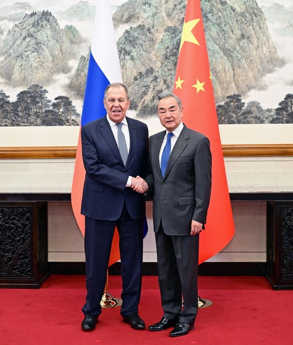 وزيرا خارجية الصين وروسيا يتبادلان وجهات النظر بشأن الصراع الأمريكي-الإيراني والوضع في منطقة آسيا-الباسيفيك والأزمة الأوكرانية وقضايا أخرى