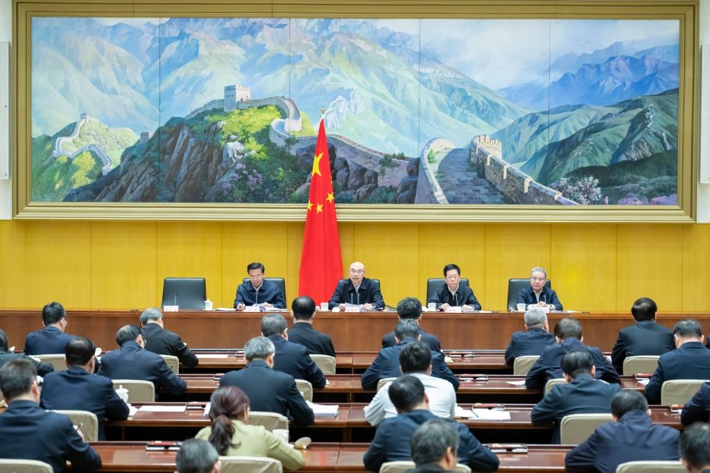 نائب رئيس مجلس الدولة الصيني يحث على تقديم المساعدة المنتظمة وترسيخ إنجازات مكافحة الفقر