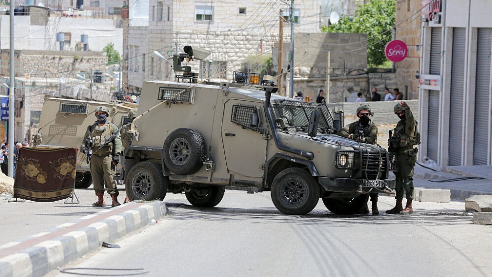 الاحتلال يعتقل شابا من رام الله
