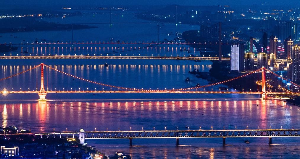 جسور عابرة لنهر اليانغتسي في مقاطعة بوسط الصين