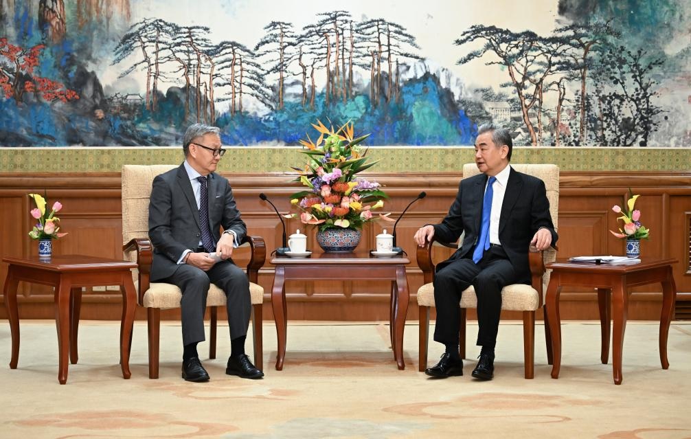 وزير الخارجية الصيني يلتقي نظيره اللاوسي