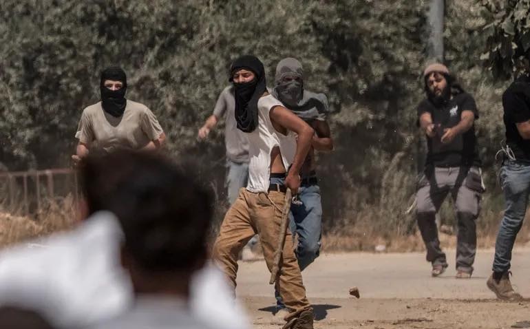 مستوطنون يهاجمون منازل المواطنين في بيتا جنوب نابلس