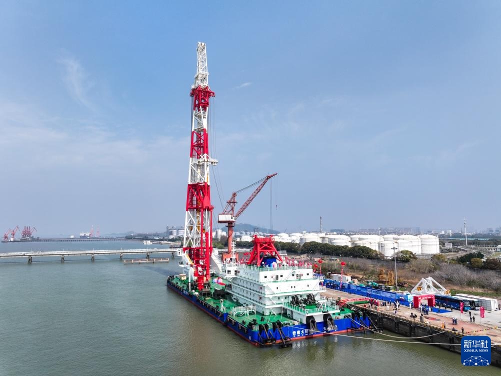 تسليم سفينة لدقّ الركائز بمستوى عالمي في شرقي الصين