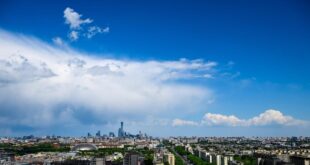 سماء زرقاء في العاصمة الصينية بكين