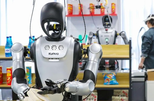 روبوتات صينية تساهم في بناء مشروع كهروضوئي في الإمارات