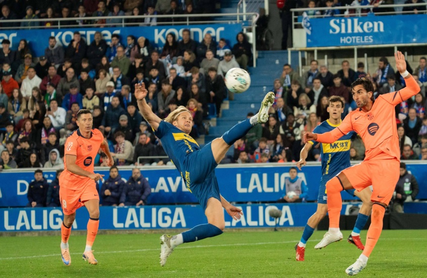 برشلونة البطل يخسر أمام ألافيس المتعثر في الدوري الإسباني