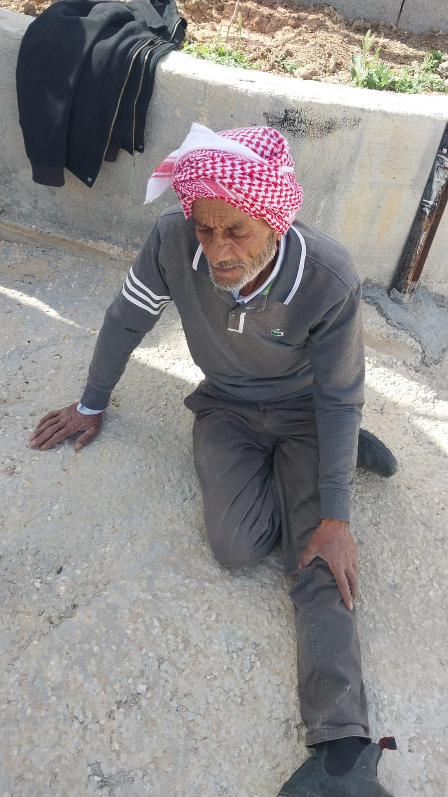 مستوطنون يعتدون بالضرب على مزارع في يطا جنوب الخليل