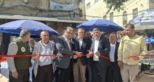 بتنظيم من الاتحاد العام لنقابات عمال فلسطين .. محافظ نابلس غسان دغلس يفتتح "سوق المنارة الخيري" في البلدة القديمة